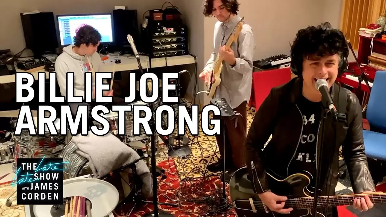 Mira a Billie Joe Amstrong de Green Day tocando con sus dos hijos